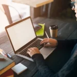 vrouw volgt online cursus