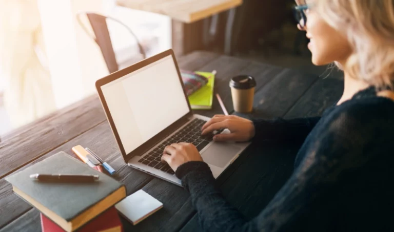 vrouw volgt online cursus