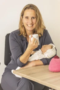 Lactatiekundige Marieke van Luin met oefenpop en koffie